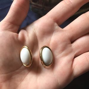 Sarah Coventry clip on earring gold